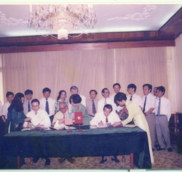 Lễ ký kết hợp đồng liên doanh thành lập công ty Delta năm 1994
